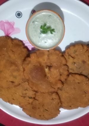 ज्वारीच्या पिठाच्या पौष्टिक पुर्या(मराठवाडा स्पेशल) (jowarichya pithachya purya recipe in marathi) रेसिपी चे मुख्य फोटो 