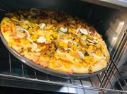 A picture of onion n capsicum pizza