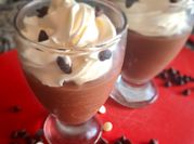 Una foto de mousse de chocolate con claras