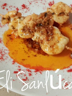 Una foto de Aperitivo piruletas de gambas en salsa verana