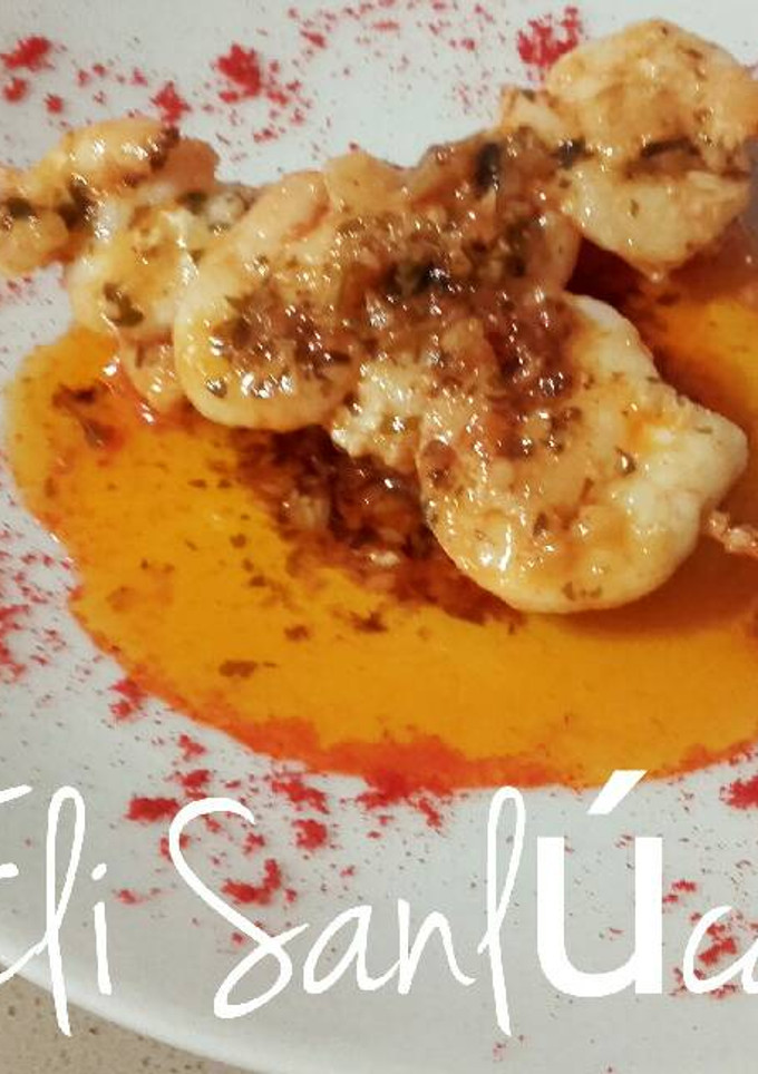 Una foto de Aperitivo piruletas de gambas en salsa verana