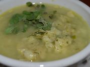 Una foto de sopas de merluza
