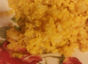 Una foto de Arroz integral Mirokumai con cúrcuma y cebolla