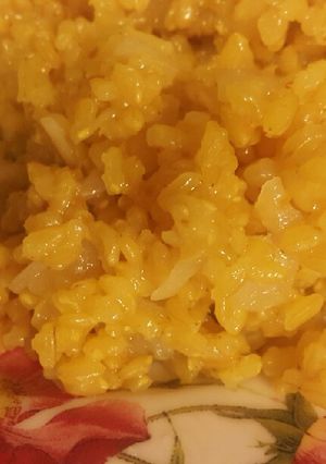Una foto de Arroz integral Mirokumai con cúrcuma y cebolla