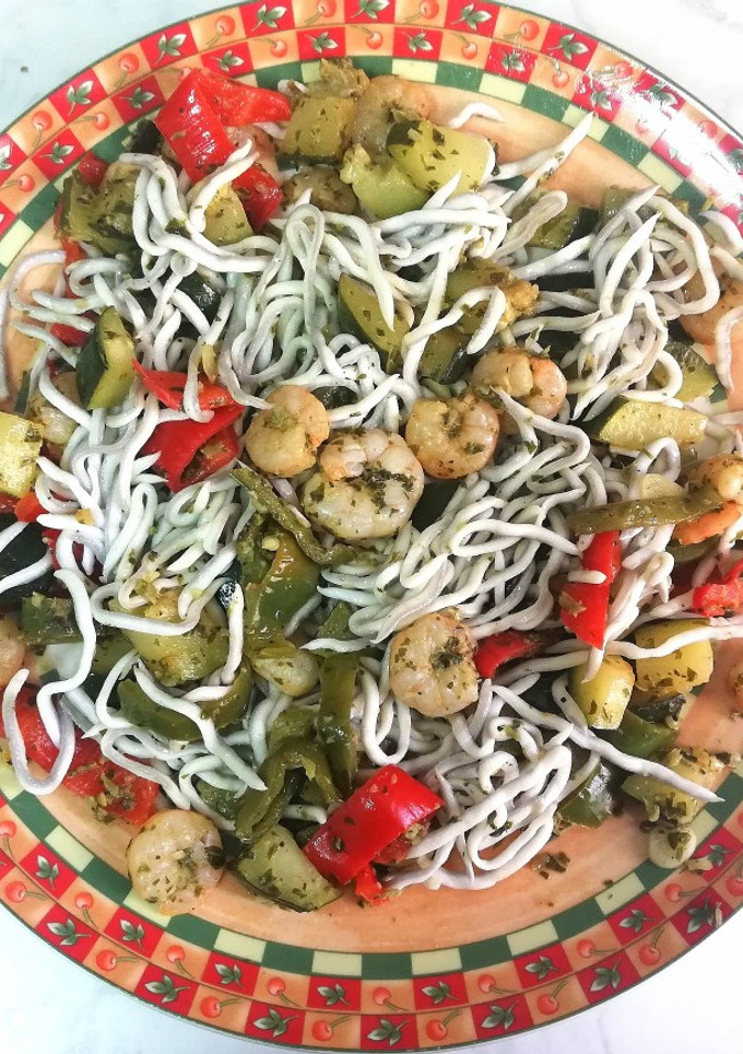 Una foto de Verduritas al ajillo con Gambas y Gulas