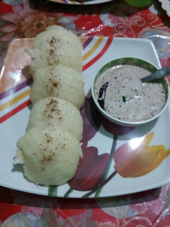 रवा इडली और मूंगफली की चटनी (Rava idli aur moongfali ki chutney recipe in hindi) रेसिपी मुख्य फोटो