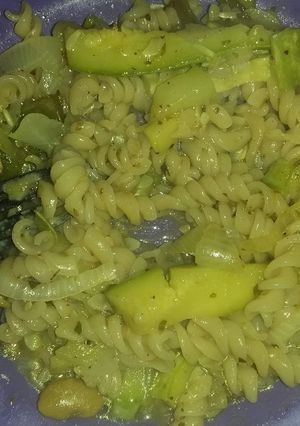 Una foto de Fideos salteados con verduras!