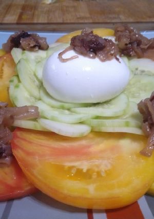 Une photo de Salade concombre oignon confit
