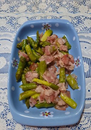 Una foto de Ensalada de espárragos con panceta