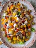 Ensalada con queso fresco, melocotón y boquerones