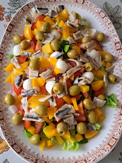 Una foto de Ensalada con queso fresco, melocotón y boquerones