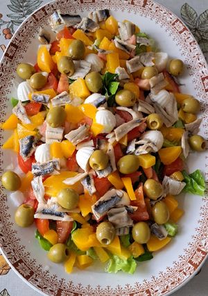 Una foto de Ensalada con queso fresco, melocotón y boquerones