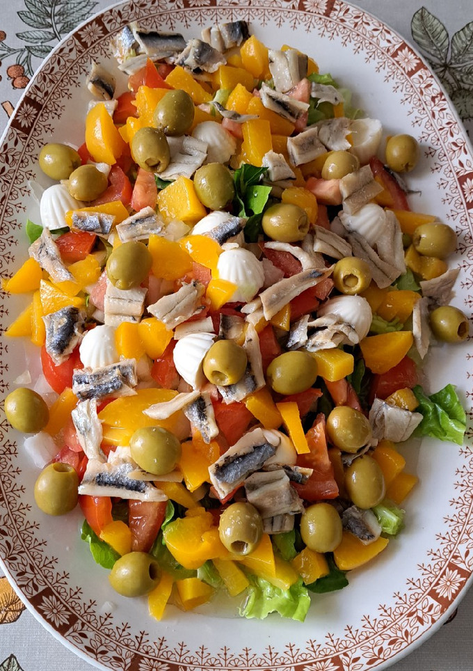 Una foto de Ensalada con queso fresco, melocotón y boquerones