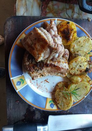 Una foto de Pechito de cerdo con papas al horno