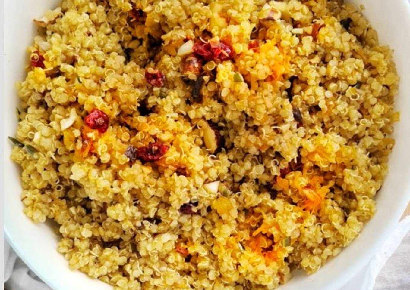 Ensalada de quinoa con arándanos, almendras y cúrcuma