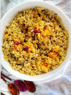 Una foto de Ensalada de quinoa con arándanos, almendras y cúrcuma