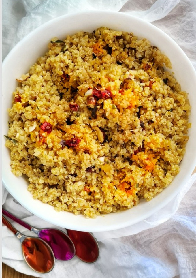 Una foto de Ensalada de quinoa con arándanos, almendras y cúrcuma