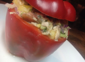 Una foto de Pimiento Morrón relleno con ceviche de atún