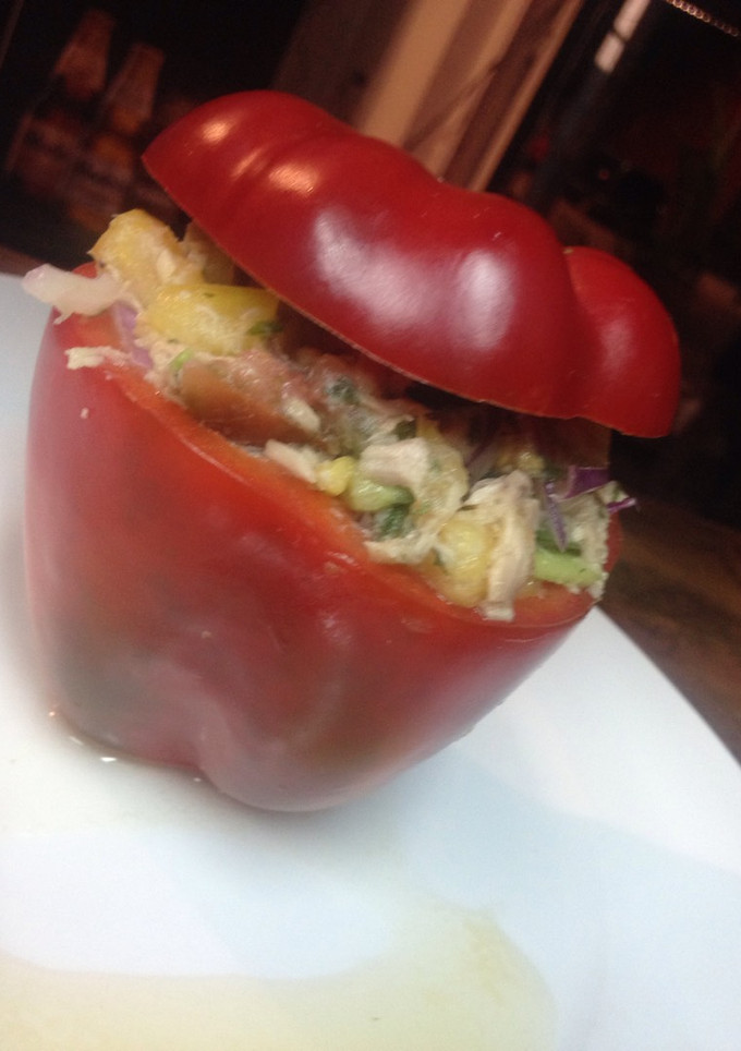 Una foto de Pimiento Morrón relleno con ceviche de atún