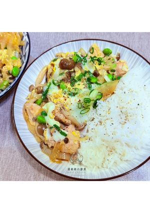 菇菇毛豆滑蛋親子丼 的食譜成品照片