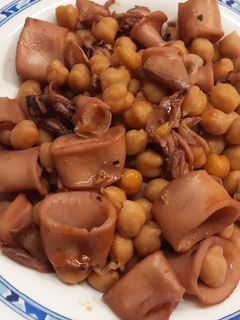 Una foto de Garbanzos con chipirones