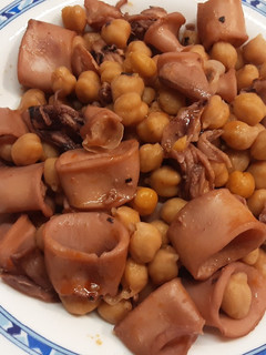 Una foto de Garbanzos con chipirones