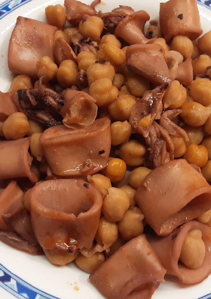 Una foto de Garbanzos con chipirones