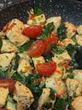 Salteado de pollo con espinacas y tomates cherry