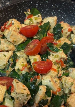 Foto principal de Salteado de pollo con espinacas y tomates cherry