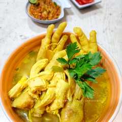 A picture of Soto Ceker Surabaya with Sambal Rebus.