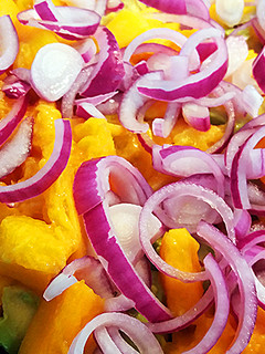 Foto de Salada de rúcula, abacate e manga