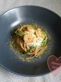 Spaghetti gamberi zucchine stracciatella e polvere di pistacchi