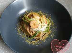 Foto di Spaghetti gamberi zucchine stracciatella e polvere di pistacchi