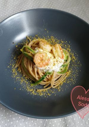 Foto di Spaghetti gamberi zucchine stracciatella e polvere di pistacchi