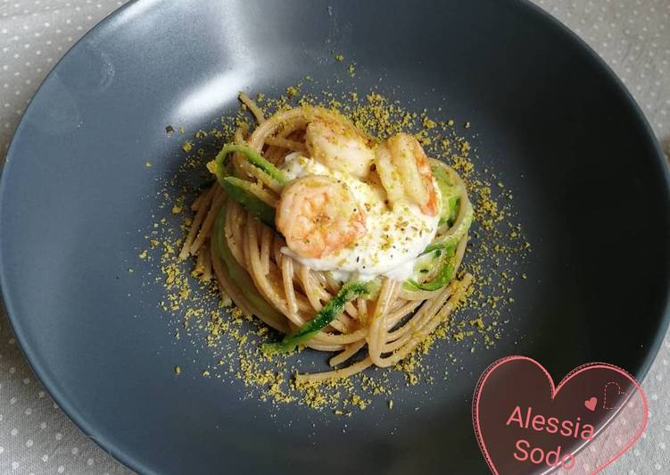 Spaghetti gamberi zucchine stracciatella e polvere di pistacchi