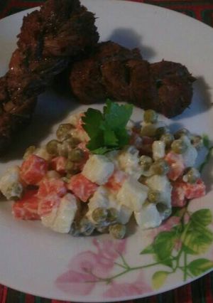 Una foto de Carne trenzada con ensalada rusa