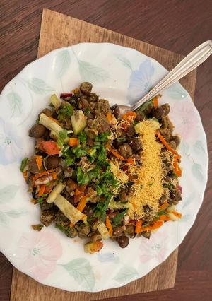 काळा चणा सलाड /काळा चणा चाट (kala chana salad recipe in marathi) रेसिपी चे मुख्य फोटो