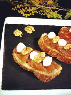 Una foto de Pan chapata con mermelada de manzana, mozzarella y nueces