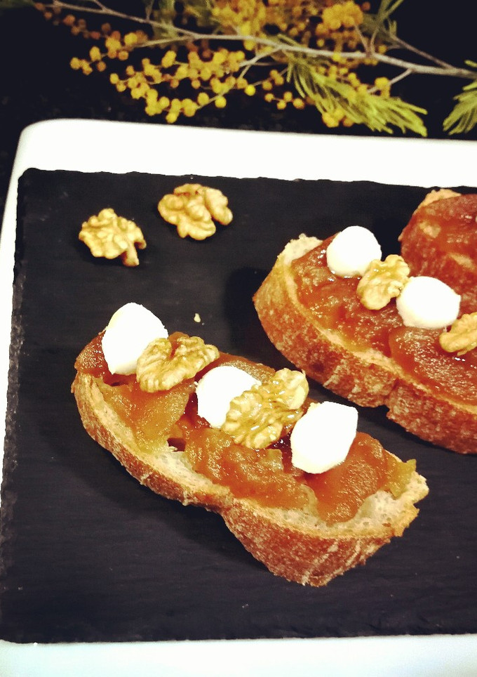 Una foto de Pan chapata con mermelada de manzana, mozzarella y nueces