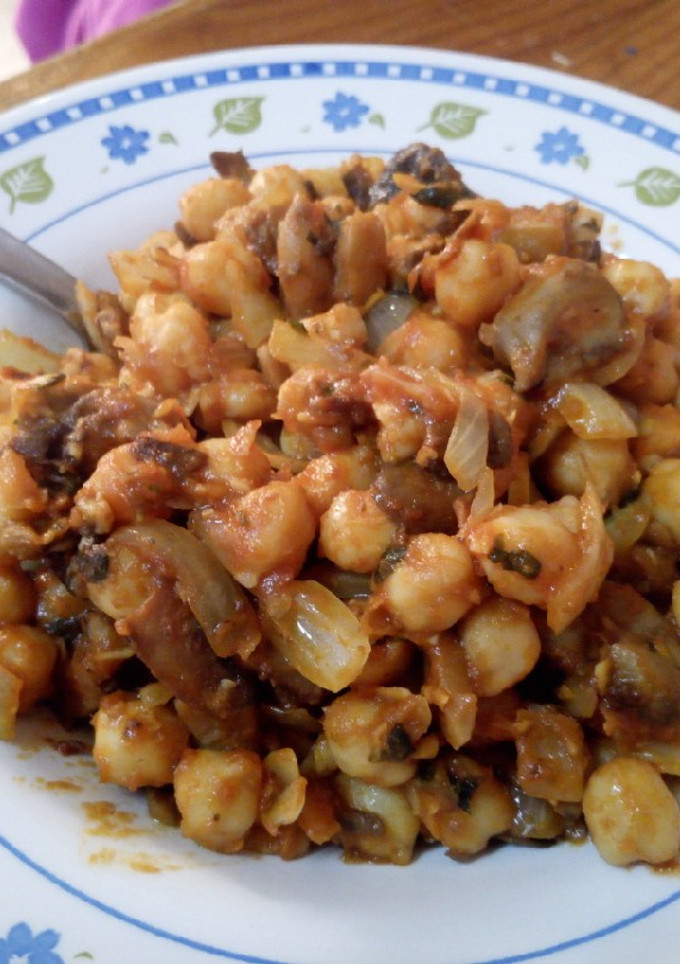 Una foto de Garbanzos con salteado de setas
