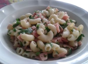 Una foto de Sopa de codito con jamón, perejil y crema
