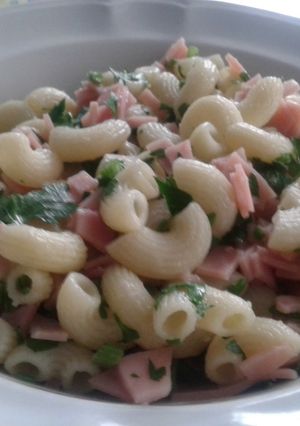Una foto de Sopa de codito con jamón, perejil y crema