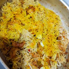 A picture of Chicken tikka bryani.