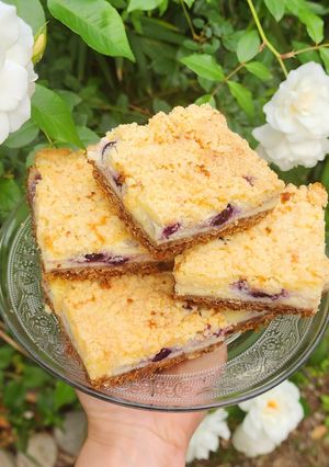 Una foto de Cuadrados de cheesecake de arándanos con crumble 🫐
