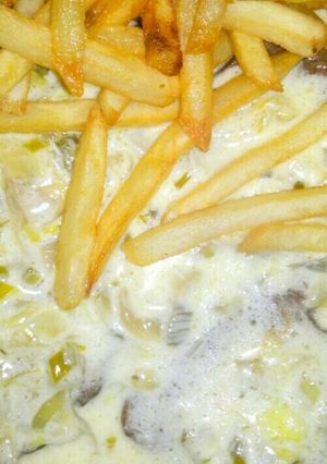 Una foto de Medallones de lomo a la crema de puerros con papas