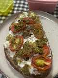 Toast de ricota com pesto e tomate cereja