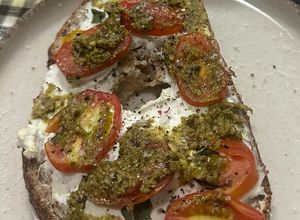 Foto de Toast de ricota com pesto e tomate cereja