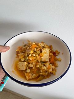 Una foto de Tofu estilo cajún con cereales