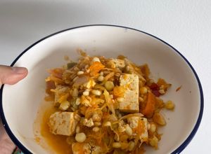 Una foto de Tofu estilo cajún con cereales