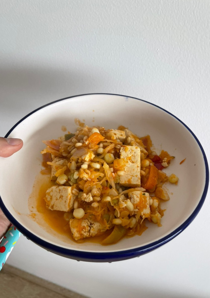Una foto de Tofu estilo cajún con cereales